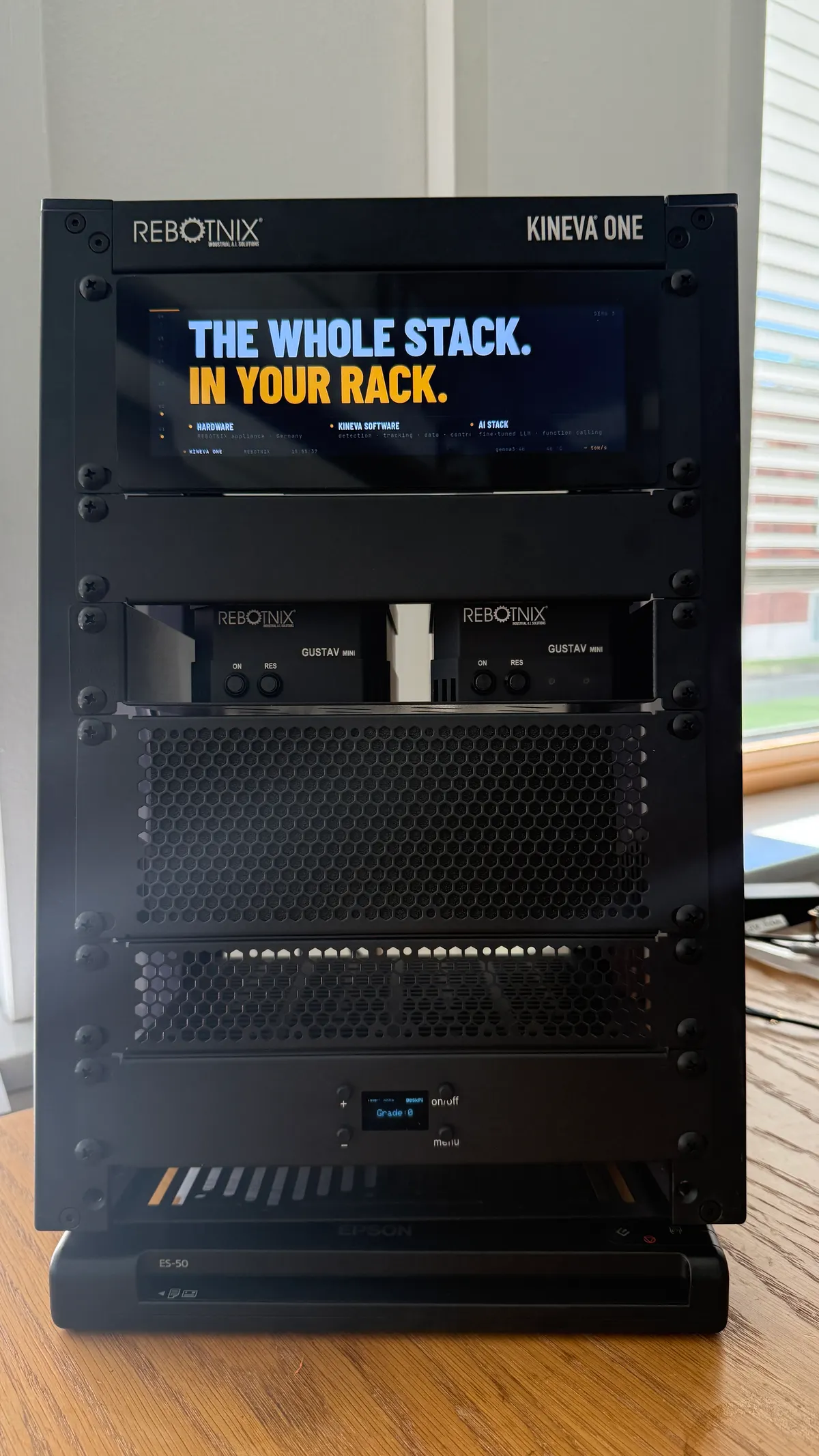 KINEVA One Rack-System von REBOTNIX mit zwei GUSTAV Mini Geräten